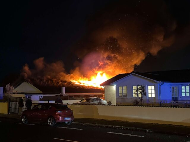 Voldsom brand på villavej: Flammer æder sig gennem hus