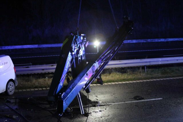 Motorvej helt spærret: Lastbil hamrer ind i motorvejsbro