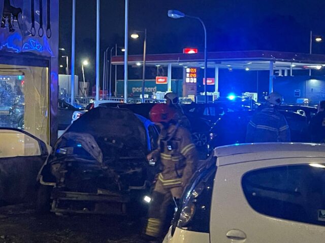 Kraftig brand ved Circle K: Stor risiko for spredning til butik