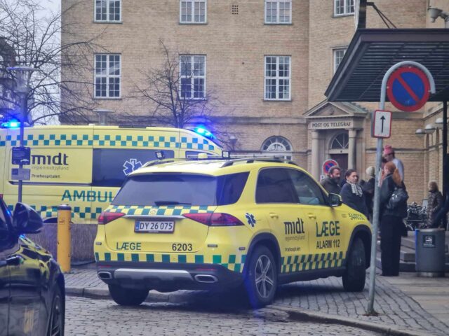 Mand båret ud ved Århus Banegård: Ikke ved bevidsthed