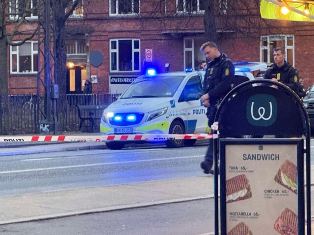 Amagerbrogade helt spærret: Teenager stukket med kniv