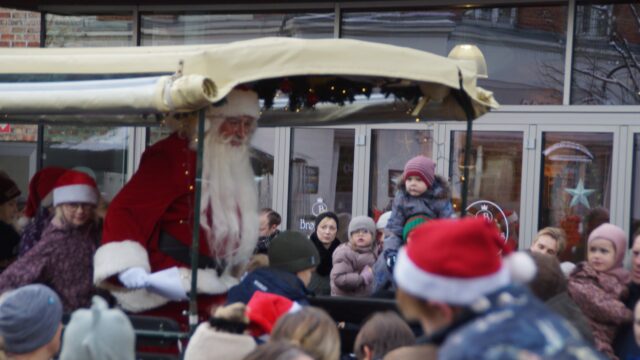 Julemanden vækket i Herning: Børnene deltog i magisk tradition