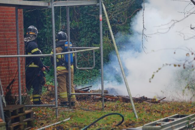 Brandvæsnet haster til flammer på villavej