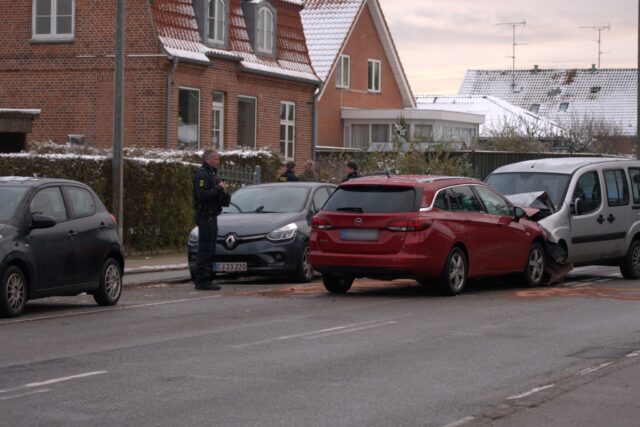 Hårdt sammenstød på lille vej: Spærret i begge retninger