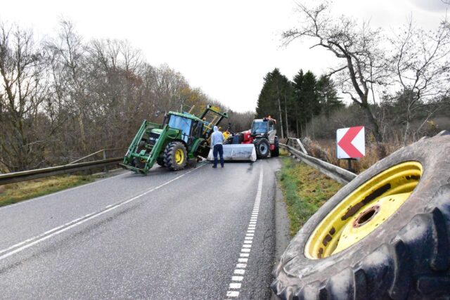 Vej spærret: Traktor taber dæk