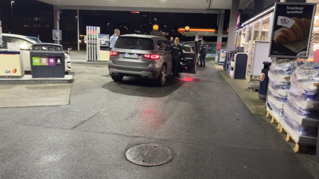 Politiet haster til tankstation