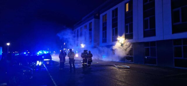 Brand på Viborg stadion: Flammerne vælter ud af vinduerne