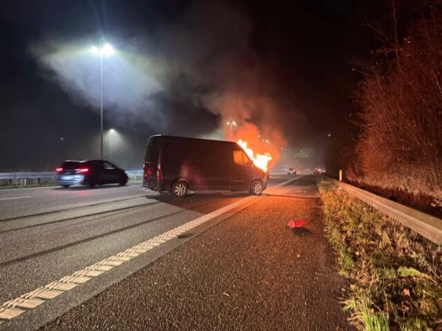 Varevogn og personbil hamrer sammen: Står i flammer på motorvejen