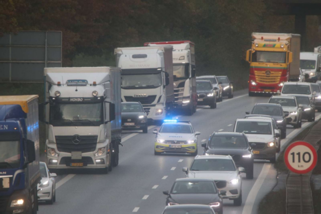 Kilometerlang kø: Fem biler kører sammen på motorvejen