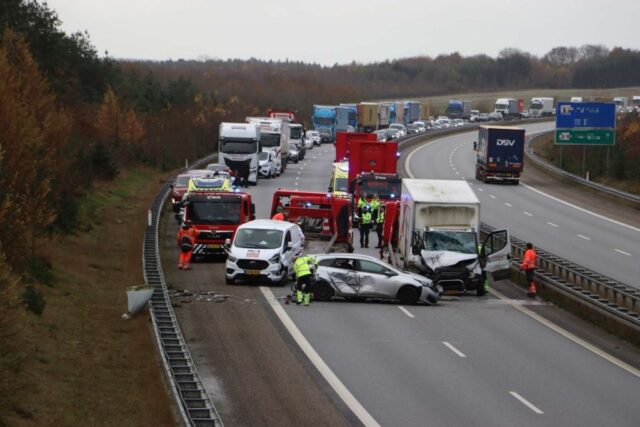 Flere biler i voldsom motorvejsulykke