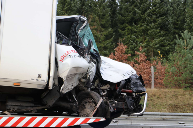 Lastbil smadrer ind i autoværn: Skaber totalkaos på motorvej