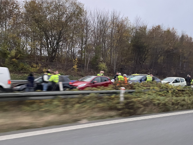 Flere ambulancer haster til harmonikasammenstød på motorvejen