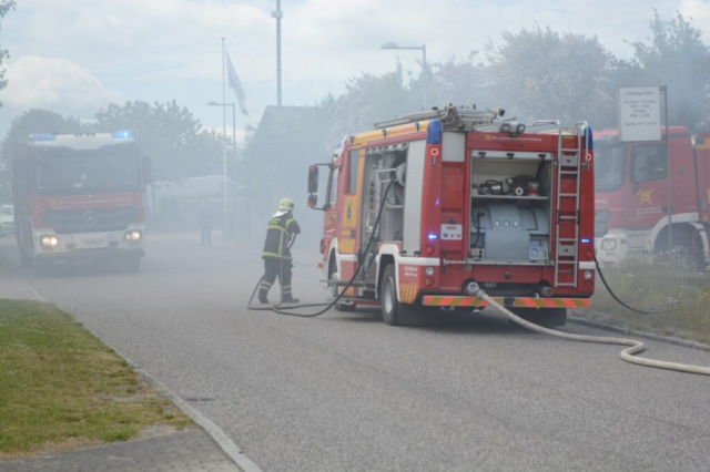 40 personer knokler: Brand i værksted fører til biluheld og lange køer