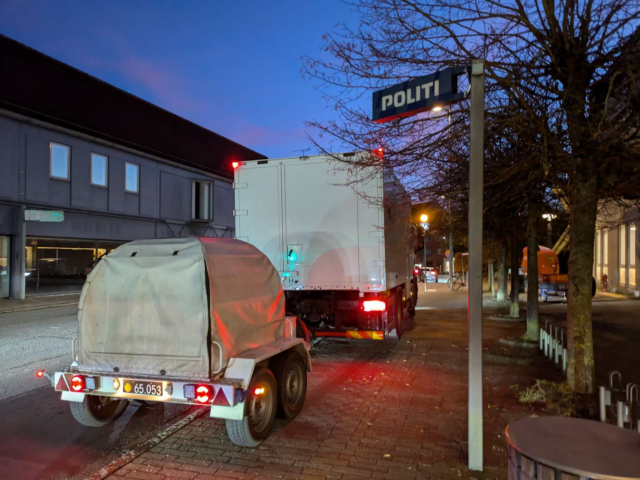 Bomberyddere rykker ud til politistation