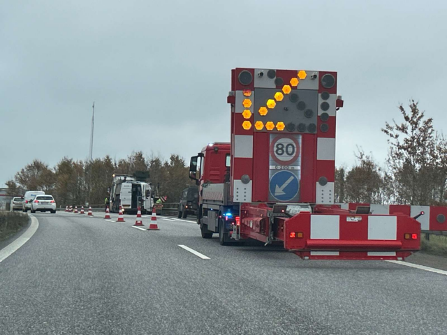 Militærkøretøj spærrer på motorvejsrampe