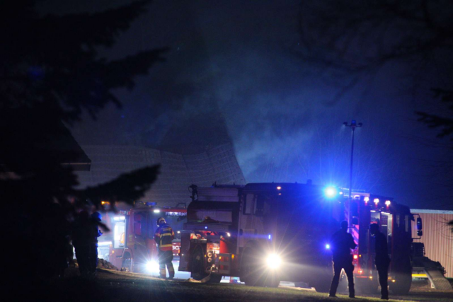 Flere stationer haster til: Bygning ædt af flammer