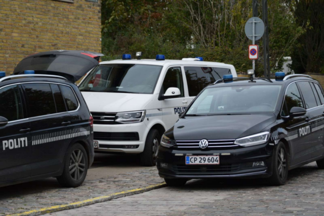 Mand med kæmpe kniv går amok på torv