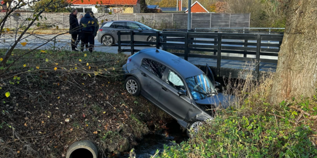 Bil ender i vandløb efter alvorligt uheld