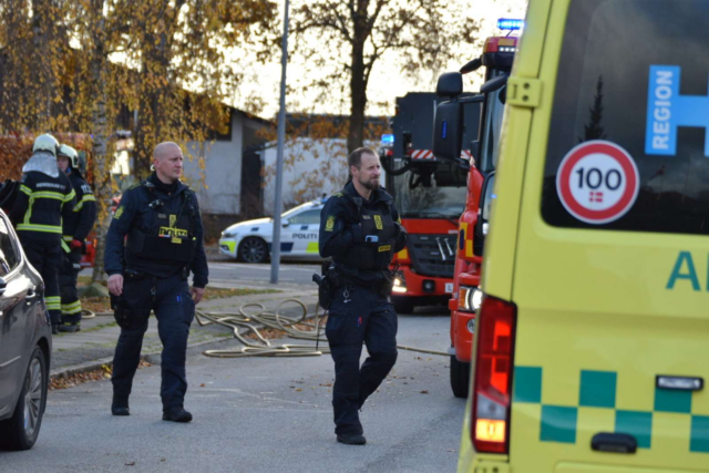 Blå blink fylder hovedgade: Vej spærret