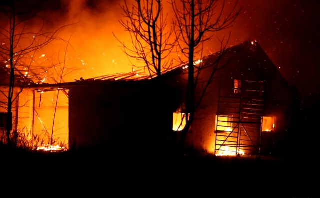 Voldsom gårdbrand: Vælter op med flammer