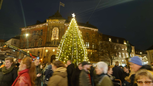 Magisk juletræstænding: Tusindvis af lys og festlig stemning