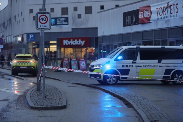 Ung mand stikker kniv i halsen på tilfældig kvinde