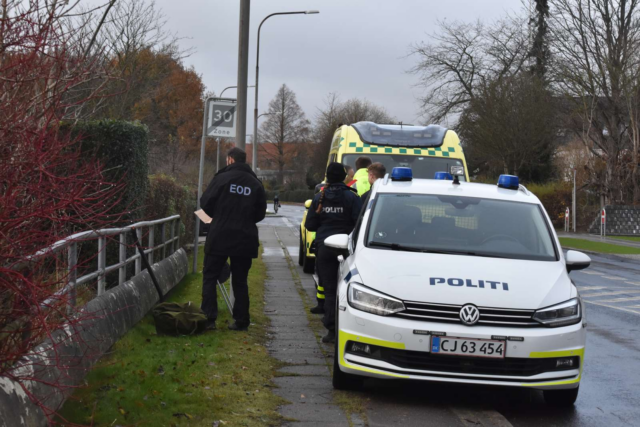 Stort område afspærret: Bomberyddere ankommet