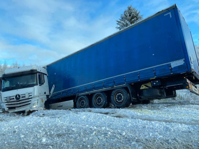 Lastbil i glat føre ender i grøften