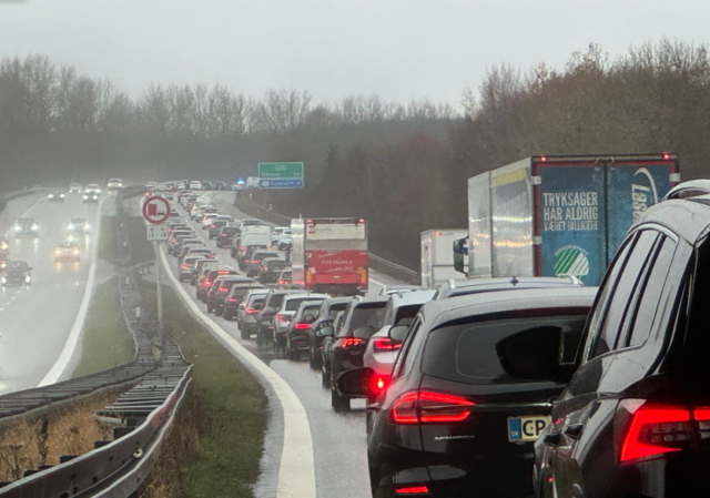 Massiv kø på motorvej: Det flyder med vragdele på kørebanen