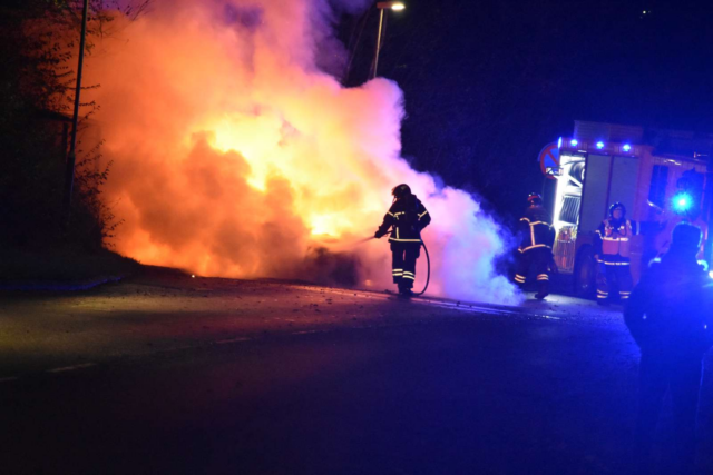 Store flammer æder bil midt på vejen