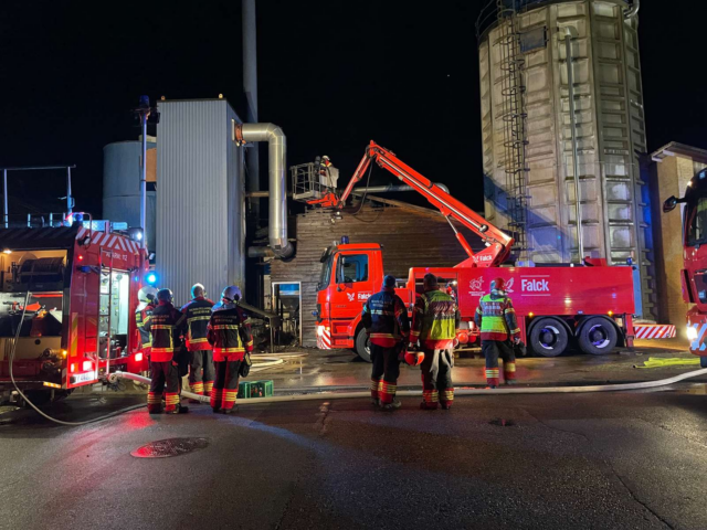 Masivt opbud til brand i industribygning