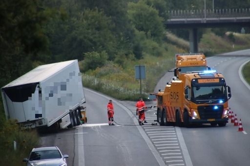 Kvindelig fodgænger dræbt af lastbil på motorvejen