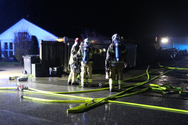 Blå blink haster til brand i bygning: Stor mængde hårde hvidevarer udsatte