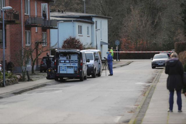 Mand blev fundet livløs på adresse i går: Nu er en sigtet for flere drabssager