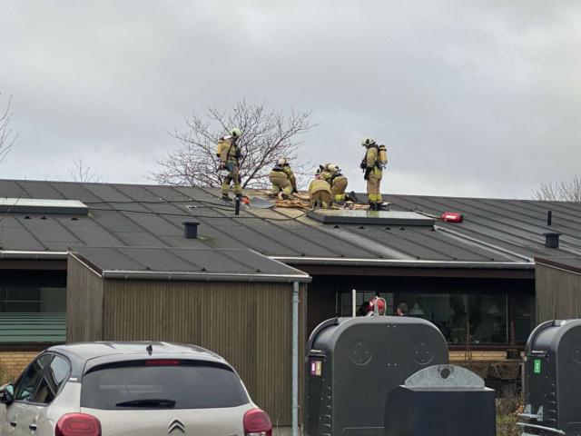 Kraftig brand brudt ud i større bygning