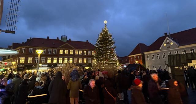 Julen er tændt på Bornholm: Store Torv i Rønne stråler