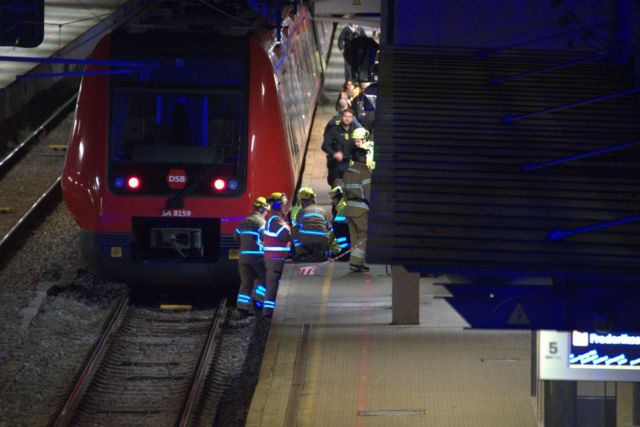 Panik på station under personpåkørsel