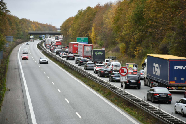 Havareret lastbil skaber massiv motorvejskø