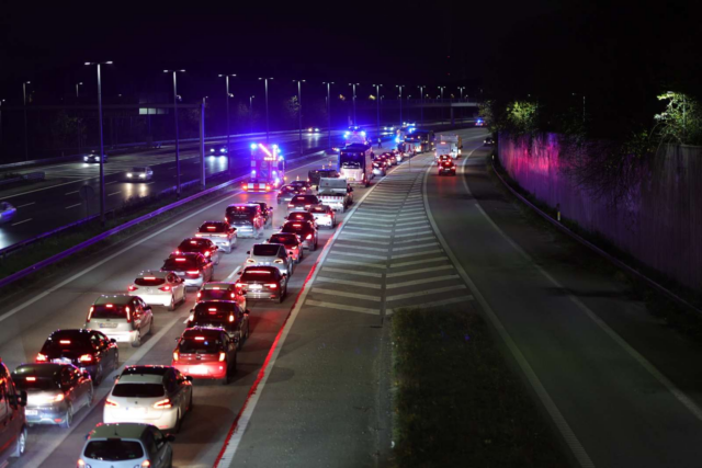 Motorvej nedlukkes fuldstændig efter hændelse