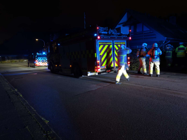 Rolig villavej fyldt op af brandmænd