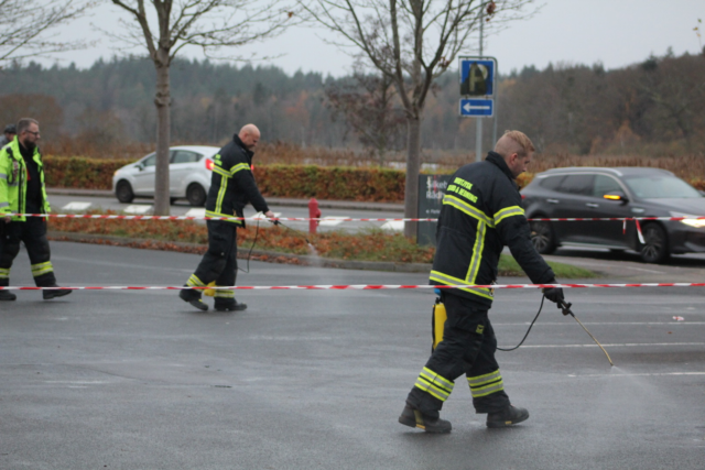 Område afspærret på parkeringsplads: Det flyder på asfalten