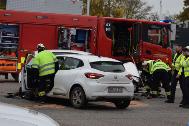 Kollision foran Circle K: Biler står ødelagte i travlt kryds