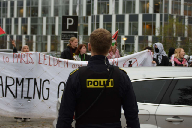 Politi massivt til stede ved våbenfabrik: Palæstina-demo