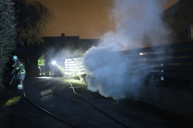 Brand brudt ud i hus: Massive røgskyer fylder vejen