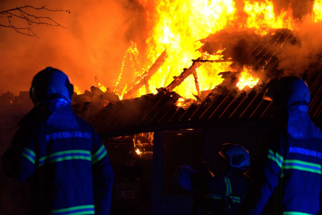 Flammehav destruerer flere rækkehuse