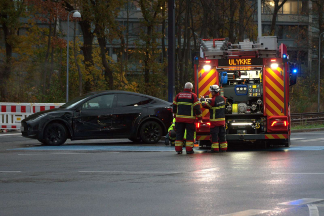 Mindre bil rammer Tesla i kryds på Vestegnen