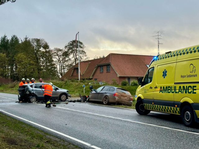 Flere biler hamrer sammen: Bilist brækker knogler