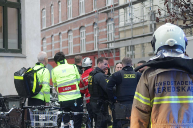 Massiv udrykning og afspærring i København: Lejlighedsbrand