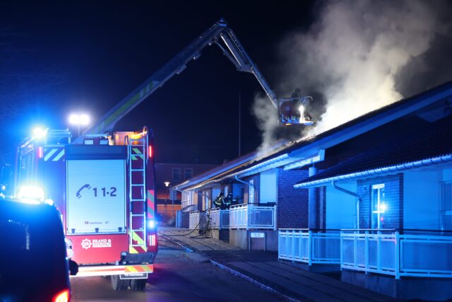 Luk døre og vinduer: Stor brand ved boligkompleks