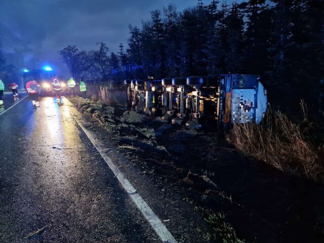 Væltet lastbil spærrer for al trafik